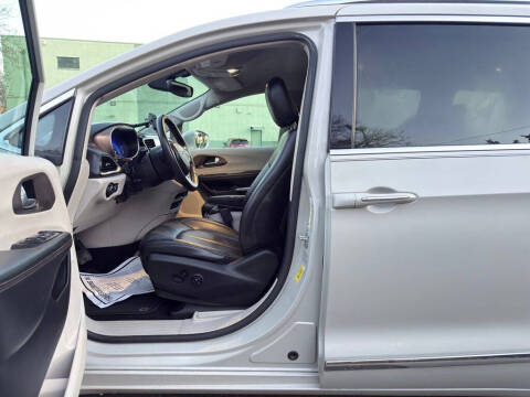 2017 Chrysler Pacifica Touring-L Plus