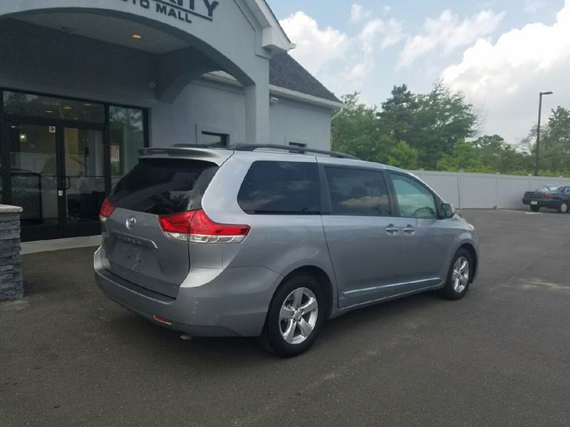 2013 Toyota Sienna LE 8-Passenger