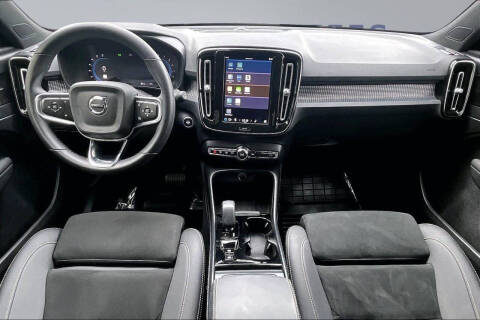 2023 Volvo XC40 B4 Ultimate Dark Theme
