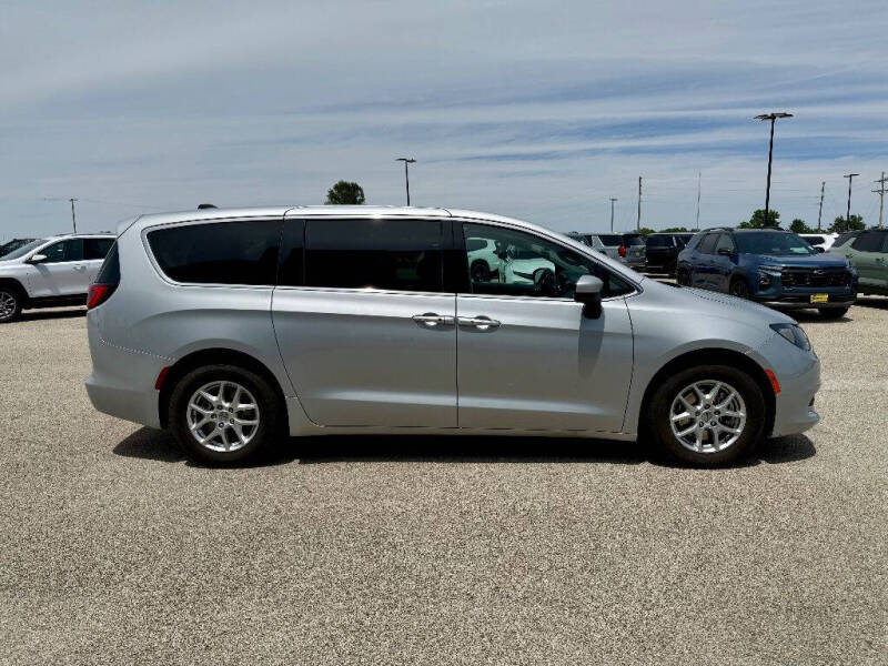 2023 Chrysler Voyager LX