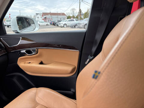 2016 Volvo XC90 T6 Momentum