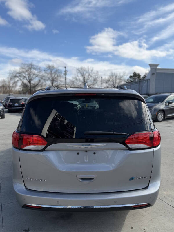 2017 Chrysler Pacifica Hybrid Platinum