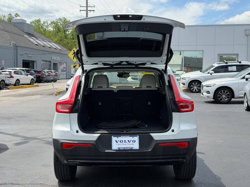 2023 Volvo XC40 B5 Plus Dark Theme