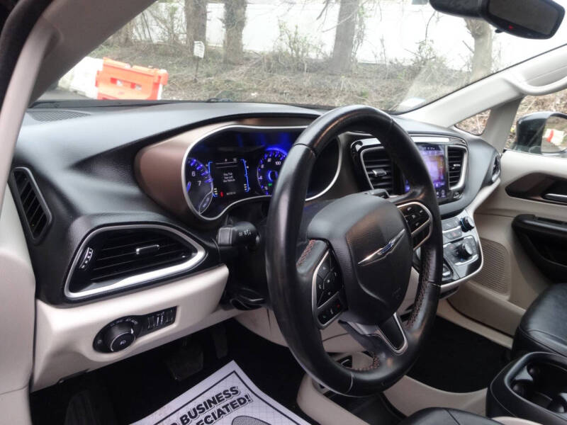 2017 Chrysler Pacifica Touring-L