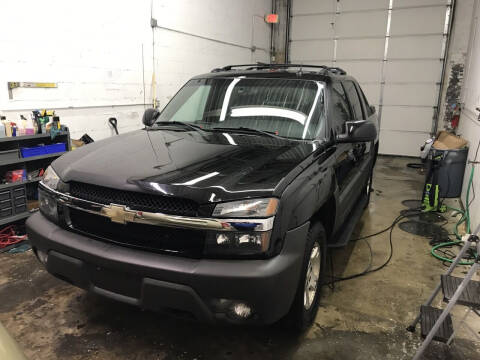 2004 Chevrolet Avalanche for sale at Cargo Vans of Chicago LLC in Bradley IL