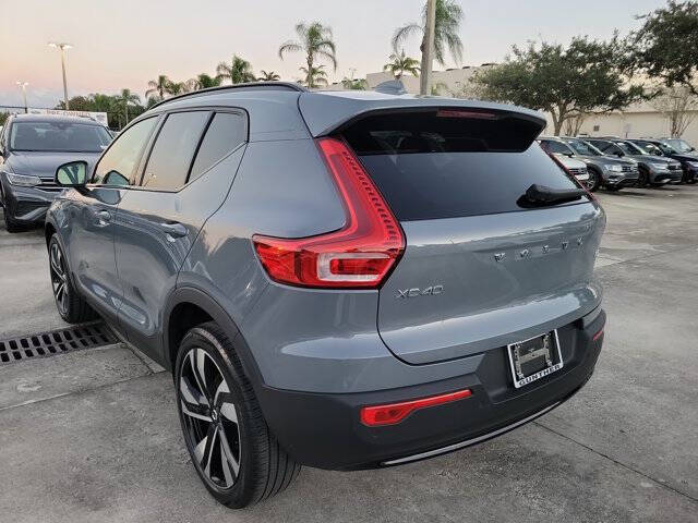 2023 Volvo XC40 B5 Plus Dark Theme