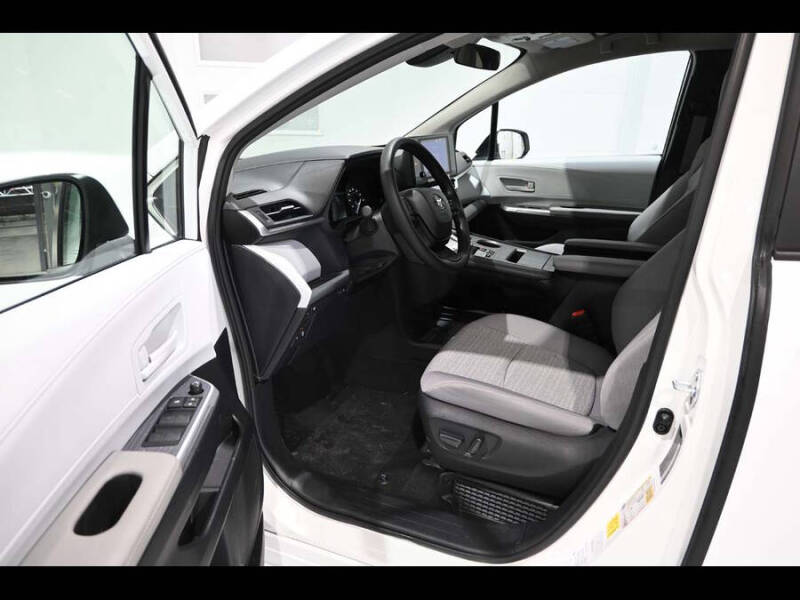 2025 Toyota Sienna LE 8-Passenger