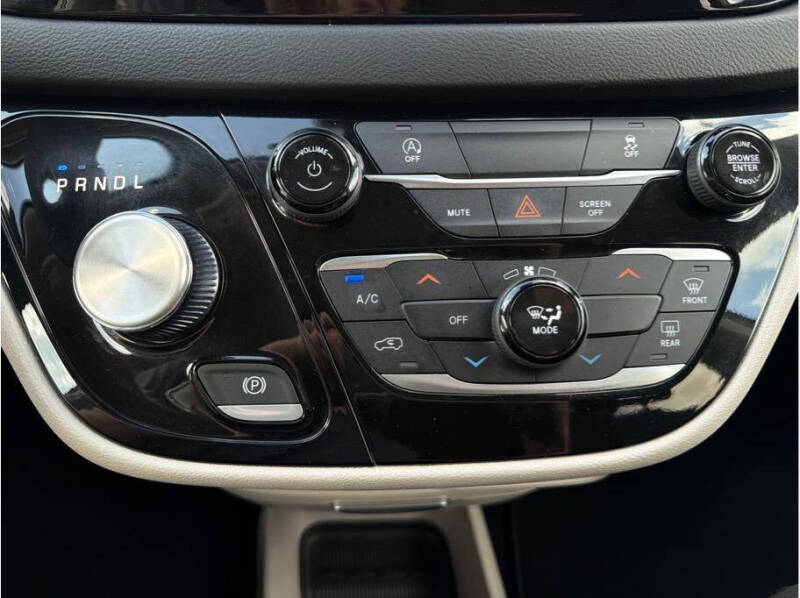 2023 Chrysler Voyager LX