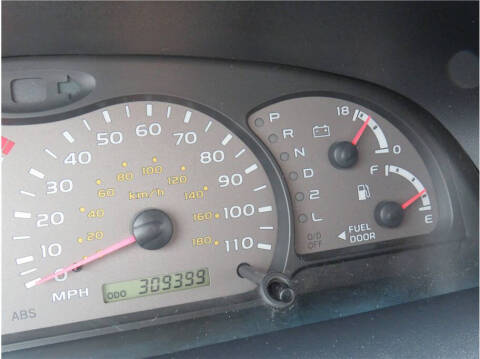 2004 Toyota Sequoia SR5