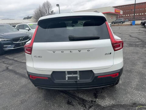 2024 Volvo XC40 B5 Plus Dark Theme