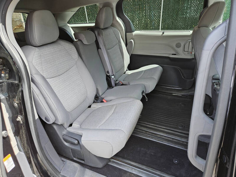 2022 Toyota Sienna LE 8-Passenger