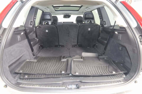 2022 Volvo XC90 T6 Momentum 7-Passenger