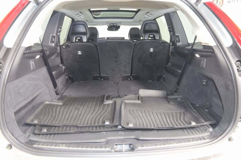 2022 Volvo XC90 T6 Momentum 7-Passenger