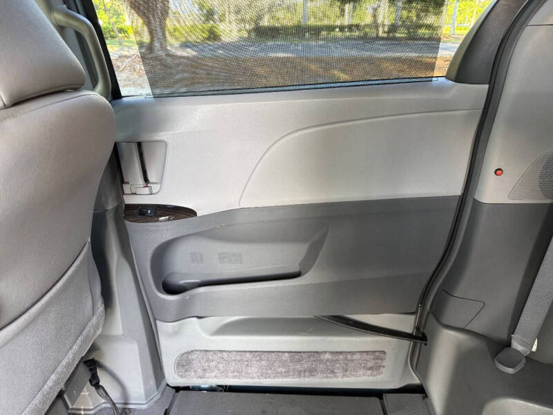 2016 Toyota Sienna XLE 7-Passenger Auto Access Seat