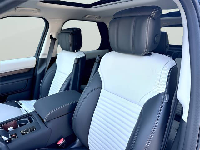 2025 Land Rover Discovery P300 Dynamic SE