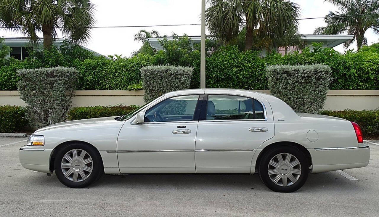 2004 Lincoln Town Car 2