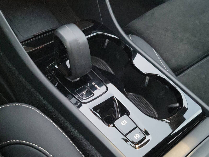 2023 Volvo XC40 B5 Plus Dark Theme