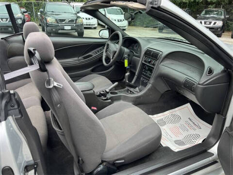 2004 Ford Mustang Deluxe