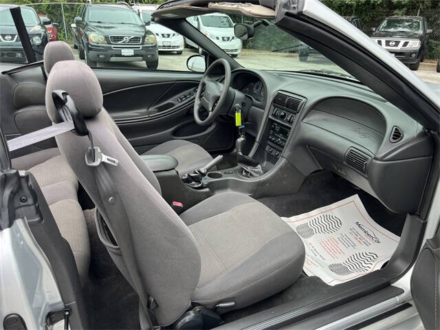 2004 Ford Mustang Deluxe