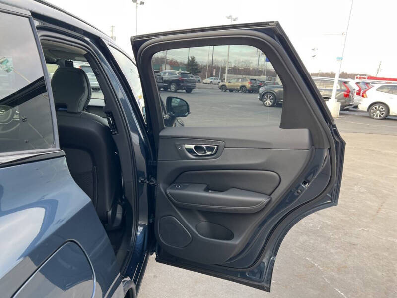 2025 Volvo XC60 T8 Plus Dark Theme