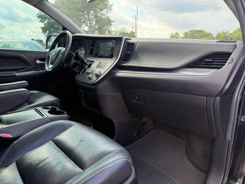 2017 Toyota Sienna SE 8-Passenger
