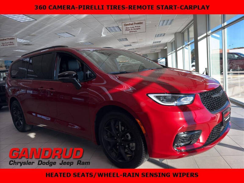 2026 Chrysler Pacifica Select's photo