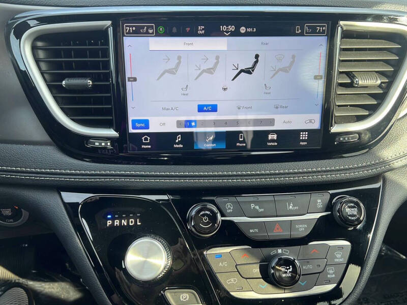 2025 Chrysler Pacifica Select