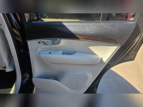 2017 Volvo XC90 T6 Momentum