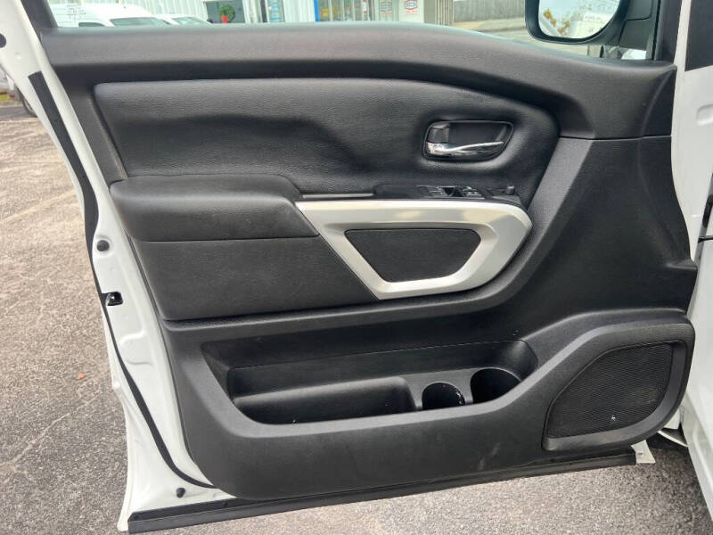 2017 Nissan Titan SV