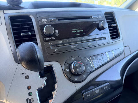 2014 Toyota Sienna LE 8-Passenger