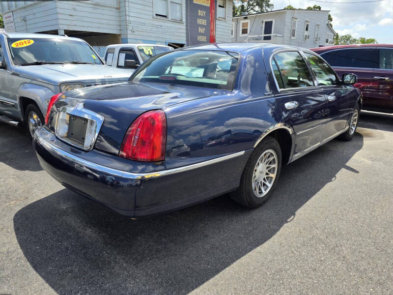 2002 Lincoln Town Car Signature photo 7