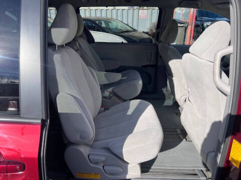 2014 Toyota Sienna LE 8-Passenger