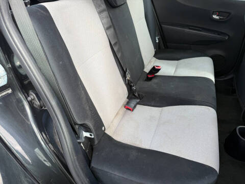 2012 Toyota Yaris 5-Door LE