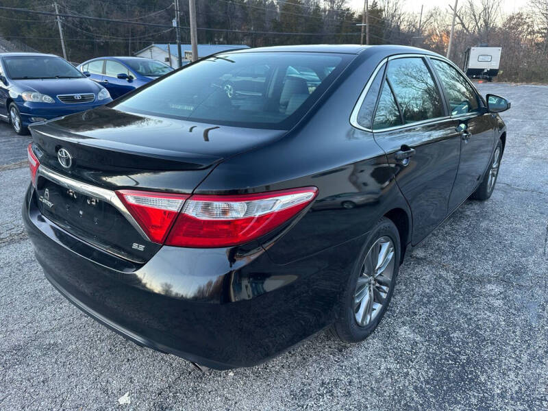 2017 Toyota Camry SE photo 6