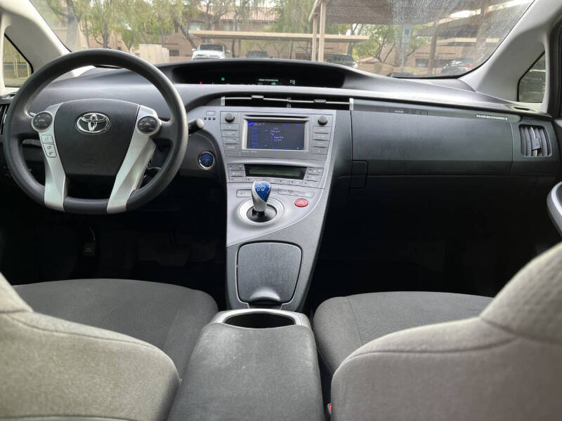 2015 Toyota Prius Plug-In Base photo 11