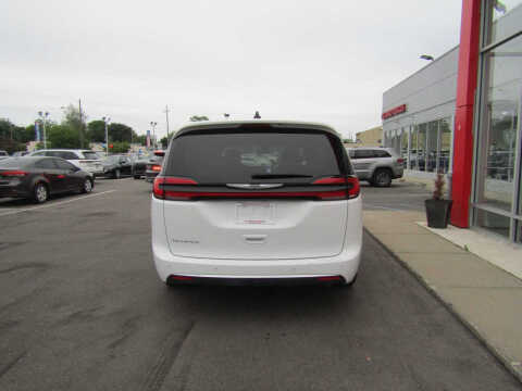 2025 Chrysler Pacifica Select