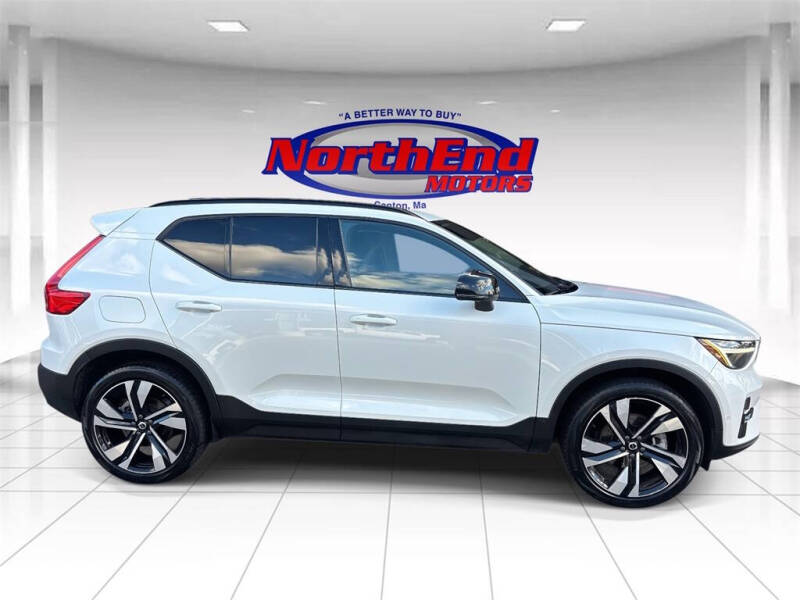 2024 Volvo XC40 B5 Plus Dark Theme