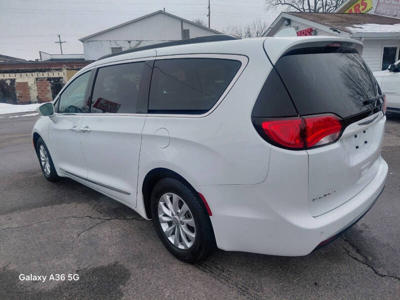 2017 Chrysler Pacifica Touring-L