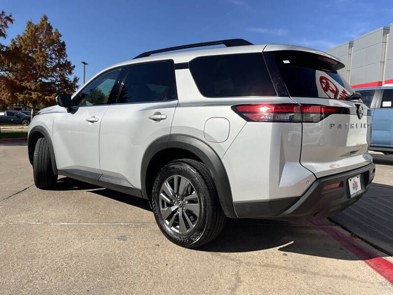 2025 Nissan Pathfinder SV