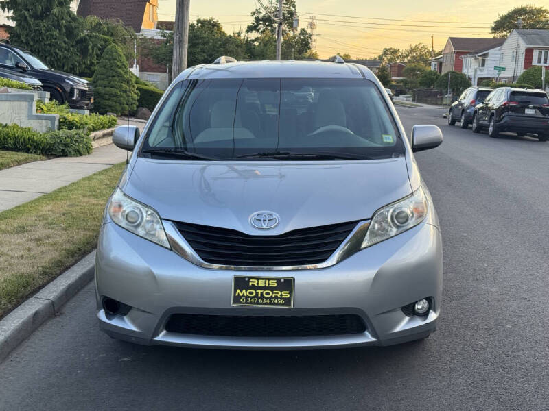 2011 Toyota Sienna LE 7-Passenger Auto Access Seat