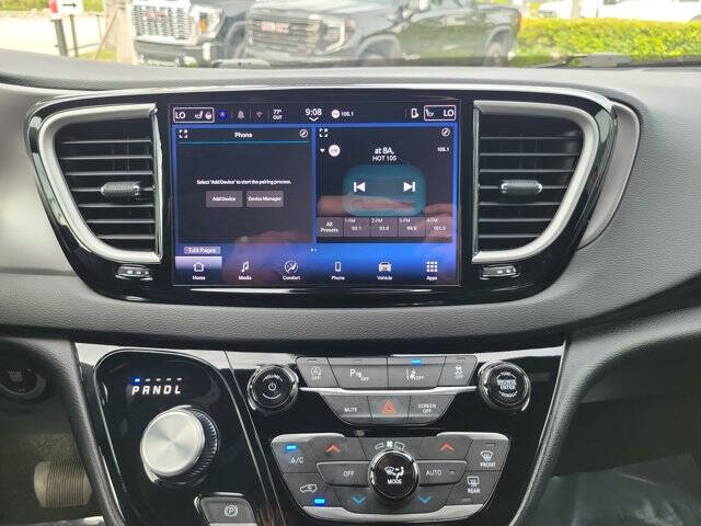 2025 Chrysler Pacifica Select