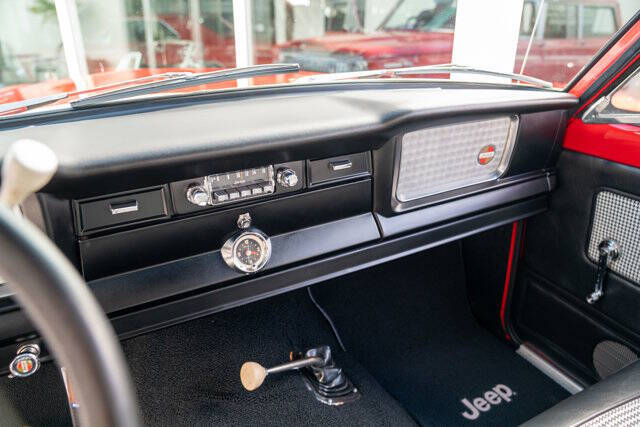 1968 Jeep Wagoneer 26