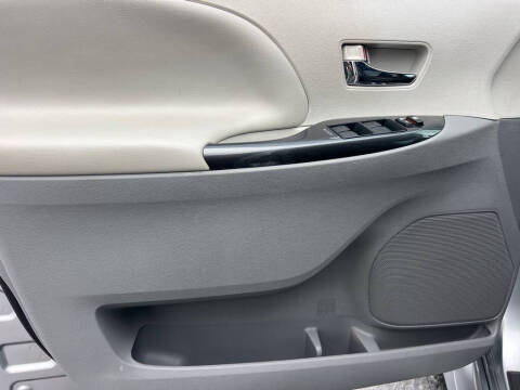 2013 Toyota Sienna SE 8-Passenger