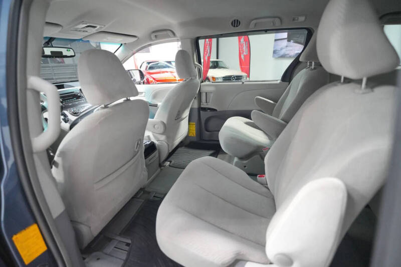 2013 Toyota Sienna LE 7-Passenger