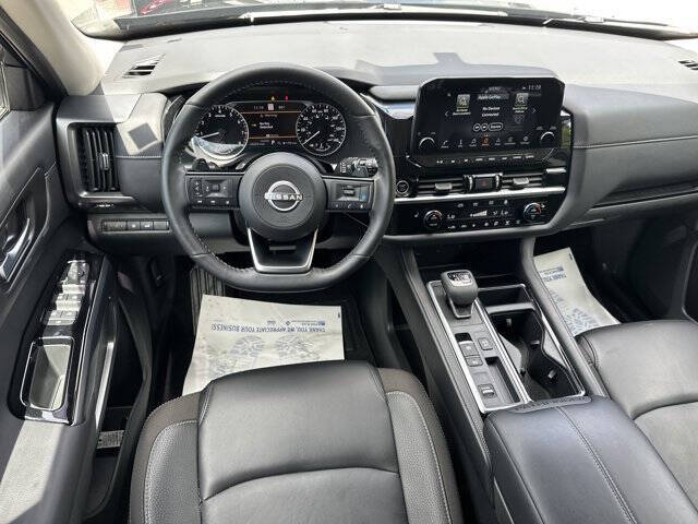 2024 Nissan Pathfinder SL