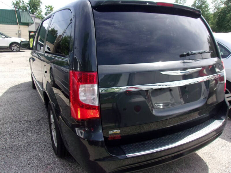 2012 Chrysler Town & Country Touring photo 5