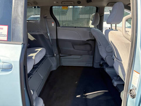 2017 Toyota Sienna LE Mobility 7-Passenger