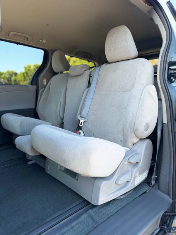 2015 Toyota Sienna LE 7-Passenger Auto Access Seat