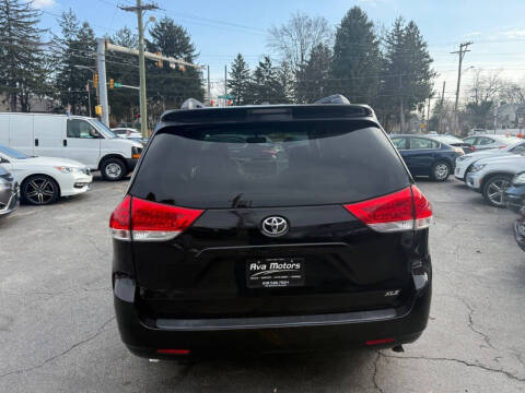 2013 Toyota Sienna XLE 7-Passenger Auto Access Seat