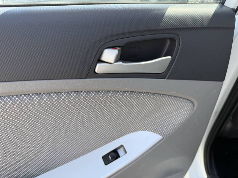 2014 Hyundai Accent GS - Photo 17